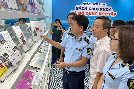 Phó Tổng cục trưởng Quản lý thị trường Nguyễn Thanh Bình hướng dẫn nhận biết sách thật - giả.