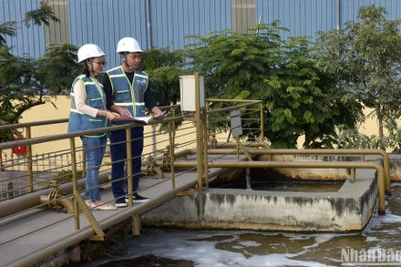 Kỹ sư Nhà máy xử lý nước thải tập trung Khu công nghiệp Nam Cầu Kiền tại Huyện Thủy Nguyên (TP Hải Phòng) kiểm tra và bảo dưỡng thiết bị hoạt động của nhà máy. (Ảnh: KHÁNH AN)