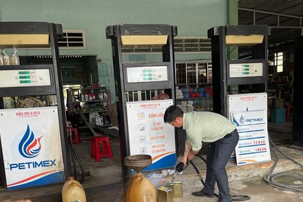 Lực lượng chức năng tỉnh Cà Mau kiểm tra và lấy mẫu xăng dầu tại doanh nghiệp M.T. 