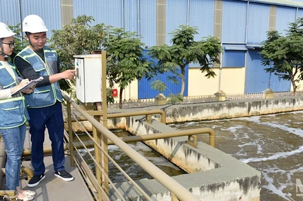 Kỹ sư vận hành Nhà máy xử lý nước thải tập trung, khu công nghiệp Nam Cầu Kiền, Hải Phòng. (Ảnh: AN KHÁNH)
