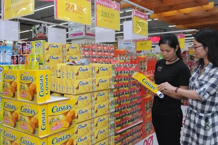 Người dân mua sắm hàng hóa tại một siêu thị trên địa bàn TP Hà Nội (Ảnh: TRẦN HẢI)