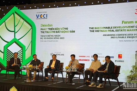 Các diễn giả, chuyên gia kinh tế tham dự Diễn đàn phát triển bền vững thị trường bất động sản.