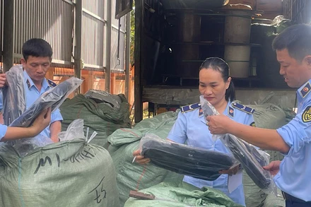 Lực lượng Quản lý thị trường tỉnh Quảng Trị phát hiện và thu giữ hàng hóa vi phạm trên địa bàn. (Ảnh: HỒNG NHUNG)