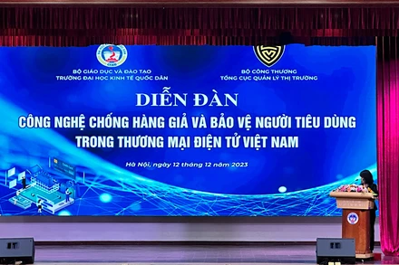 Đại biểu trình bày tham luận tại Diễn đàn công nghệ chống hàng giả và bảo vệ người tiêu dùng trong thương mại điện tử.