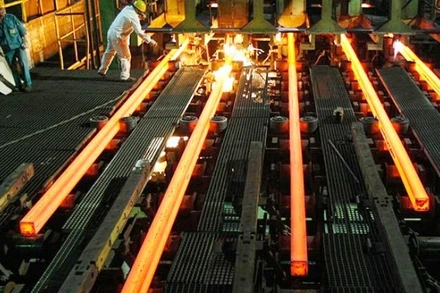 Luyện phôi thép tại Công ty CP Gang thép Thái Nguyên.