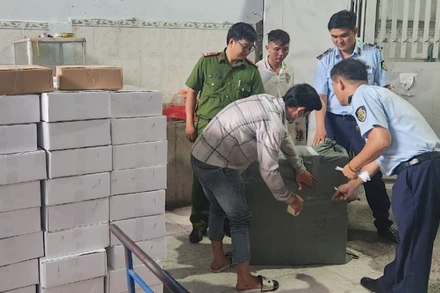 Lực lượng chức năng tỉnh Bình Dương kiểm tra số hàng hóa vi phạm trên địa bàn.