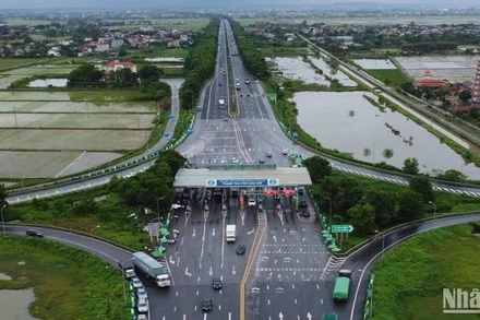 Có tình trạng đặt biển báo cấm xe tải tại đường song song nhằm dồn các phương tiện này đi vào dự án PPP. (Ảnh: MINH TRANG)