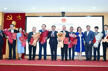 Bộ trưởng Nguyễn Hồng Diên trao các quyết định về công tác cán bộ cho lãnh đạo Cục, Vụ thuộc Bộ Công thương.