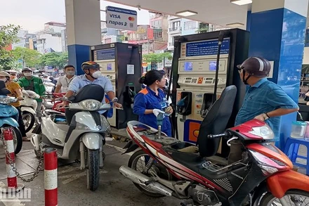 Bộ Tài chính đang đề xuất tiếp tục giảm 50% thuế bảo vệ môi trường với xăng dầu, mỡ nhờn trong năm 2024.