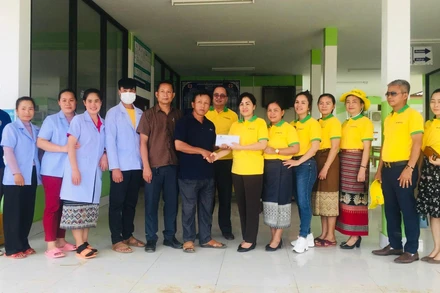 Đoàn công tác trao quà ủng hộ người dân tỉnh Oudomxay.