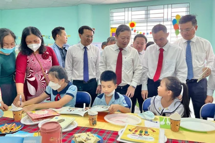 Lãnh đạo Thành phố Hồ Chí Minh thăm hỏi các em học sinh Trường tiểu học Lê Quý Đôn.