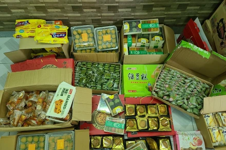 Lực lượng công an kiểm tra, phát hiện số lượng lớn bánh trung thu, bánh kẹo không rõ nguồn gốc (Ảnh: Công an cung cấp)