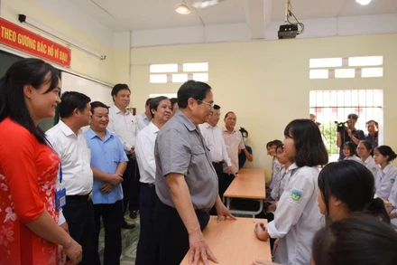 [Ảnh] Thủ tướng Phạm Minh Chính thăm giáo viên, học sinh huyện Yên Lập, tỉnh Phú Thọ 