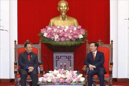 Đồng chí Võ Văn Thưởng, Ủy viên Bộ Chính trị, Thường trực Ban Bí thư tiếp đồng chí Monxay Laomuasong, Ủy viên dự khuyết Ban Chấp hành Trung ương Đảng Nhân dân Cách mạng Lào, Bí thư Trung ương Đoàn Thanh niên Nhân dân Cách mạng Lào. (Ảnh: TTXVN)