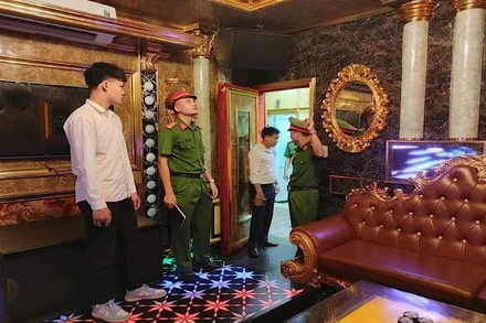 Lực lượng cảnh sát phòng cháy chữa cháy kiểm tra quán kinh doanh karaoke.