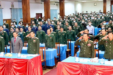 Các đại biểu thực hiện nghi thức chào cờ tại buổi lễ. (Ảnh: TRỊNH QUỐC DŨNG)