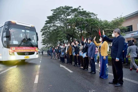 Lãnh đạo Tổng Liên đoàn lao động Việt Nam và TP Hà Nội tiễn công nhân, lao động về quê ăn Tết ( Ảnh minh hoạ)