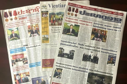 Các báo lớn của Lào số ra ngày 6/9 đều trang trọng đăng trên trang nhất các bài trả lời phỏng vấn của lãnh đạo hai nước Việt Nam và Lào. (Ảnh: Lê Duy Toàn)