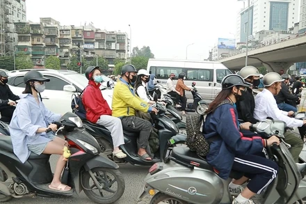 Người tham gia giao thông đội mũ bảo hiểm không đạt chuẩn