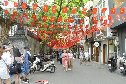 Không khí cờ hoa rực rỡ hiện diện đến từng con ngõ nhỏ tại Hà Nội