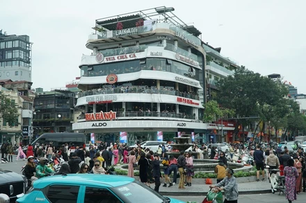 Giao thông hỗn loạn trước tòa nhà "Hàm cá mập"