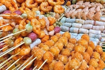 hình ảnh các loại xiên bẩn được bày bán đủ hình dạng, màu sắc