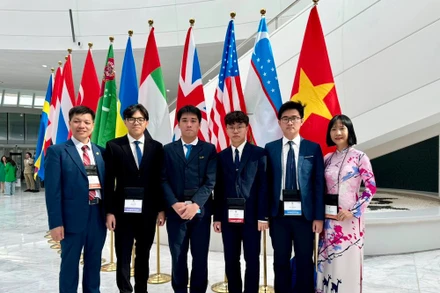 Đội tuyển Việt Nam dự thi Olympic Sinh học quốc tế 2024 (từ trái qua phải): PGS.TS Đinh Đoàn Long, Chủ tịch hội đồng Trường đại học Y Dược - Đại học Quốc gia Hà Nội, Trưởng đoàn; Đặng Tuấn Anh, Trường THPT Chu Văn An, Hà Nội; Nguyễn Tiến Lộc, Trường THPT chuyên Khoa học Tự nhiên - Đại học Quốc gia Hà Nội; Nguyễn Sĩ Hiếu, Trường THPT chuyên Trần Phú, Hải Phòng; Hồ Đức Trung, Trường THPT chuyên Quốc học,Huế); PTS.TS Lê Thị Phương Hoa, Trưởng Bộ môn Di truyền Hóa Sinh, Trường đại học Sư phạm Hà Nội, Phó đoàn 