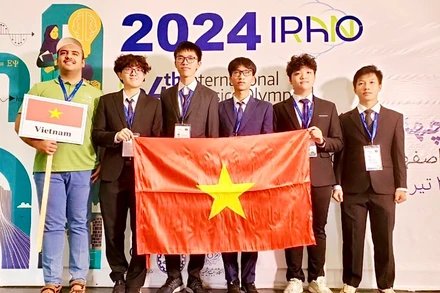 Đội tuyển học sinh Việt Nam dự thi Olympic Vật lý quốc tế 2024:(Từ người thứ 2, trái sang phải) Nguyễn Nhật Minh, Thân Thế Công, Trương Phi Hùng , Nguyễn Thành Duy, Hà Duyên Phúc. 