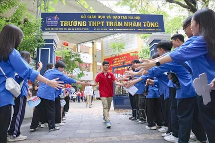 Thí sinh tại kỳ thi tuyển sinh vào lớp 10 của Hà Nội (Ảnh: THANH TÙNG/TTXVN)