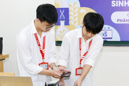 Sinh viên nghiên cứu khoa học tại Đại học Bách khoa Hà Nội (Ảnh: DUY THÀNH)