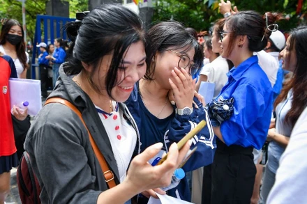 Thí sinh ra về sau khi hoàn thành bài thi môn Toán, Kỳ thi tốt nghiệp THPT năm 2024 (Ảnh: THẾ ĐẠI)