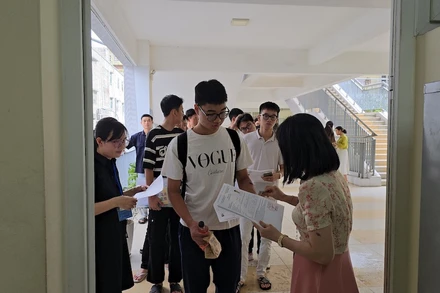 Trong thời gian nghỉ hè, giáo viên tham gia đào tạo, bồi dưỡng theo yêu cầu của vị trí việc làm, tham gia công tác thi tốt nghiệp trung học phổ thông, tuyển sinh khi cơ quan có thẩm quyền triệu tập. (Ảnh: tại Kỳ thi tốt nghiệp THPT năm 2024)