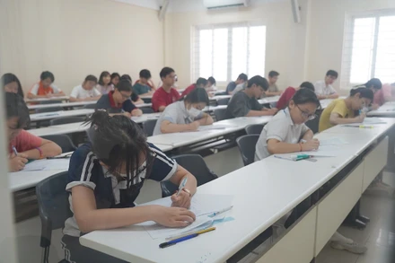 Thí sinh tham gia kỳ thi tuyển sinh vào lớp 10 Trường chuyên Khoa học Tự nhiên năm 2024. (Ảnh: HUS)