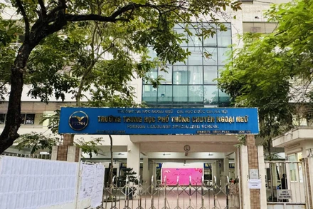 Trường THPT chuyên Ngoại ngữ.