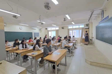 Thí sinh tại điểm thi Trường THCS Phan Chu Trinh, Hà Nội chiều 26/6 (Ảnh: TRUNG HIẾU)