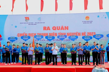 Đội hình thanh niên tình nguyện của Tỉnh đoàn Ninh Bình tham gia hoạt động hè 2023.