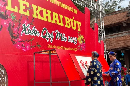 Tưng bừng khai bút đầu xuân tại đền thờ thầy giáo Chu Văn An