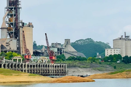Bến cảng nhập đá trắng làm nguyên liệu xi măng của Công ty cổ phần xi măng Yên Bình bị cạn do nước hồ xuống dưới mực nước chết.