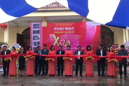 Cắt băng khai mạc chuyên đề “Tết Việt xưa”.