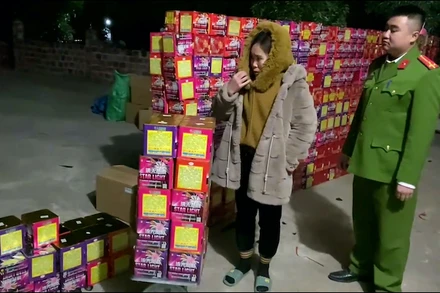 Công an huyện Chi Lăng (Lạng Sơn) thu giữ 1,1 tấn pháo.