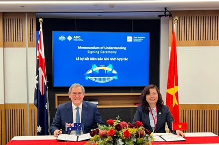 Chủ tịch UBCKNN Vũ Thị Chân Phương và Chủ tịch ASIC Joseph Longo ký Biên bản ghi nhớ hợp tác giữa UBCKNN và ASIC.