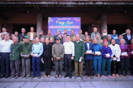 Đồng chí Lê Quốc Minh tặng quà cho các gia đình chính sách, người có công với cách mạng trên địa bàn xã Mỹ Sơn, huyện Đô Lương.