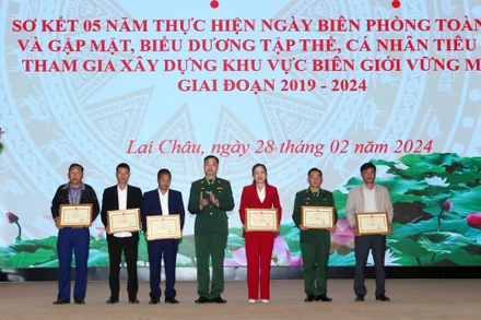 Các tập thể nhận Bằng khen của Bộ Tư lệnh Bộ đội Biên phòng.