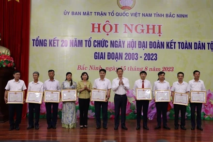 Phó Chủ tịch Thường trực UBND tỉnh Vương Quốc Tuấn và Phó Chủ tịch Thường trực HĐND tỉnh Trần Thị Hằng trao Bằng khen cho các điển hình tiên tiến.