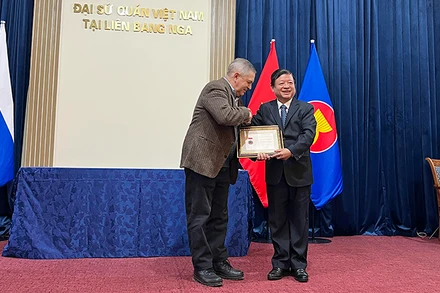 Trao kỷ niệm chương “Vì sự nghiệp văn học nghệ thuật Việt Nam” tặng Phó Giáo sư, Tiến sĩ Anatoly Sokolov. (Ảnh: XUÂN HƯNG)