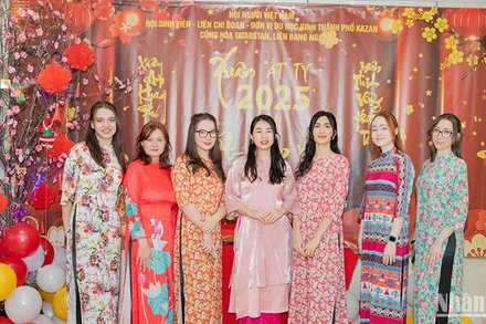 Sinh viên Nga nghiên cứu tiếng Việt tại Đại học Tổng hợp Liên bang Kazan chụp ảnh với giảng viên người Việt Nam (giữa) tại chương trình. (Ảnh: HUY HOÀNG)