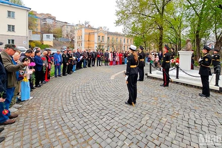 Dâng hoa tại Tượng đài Chủ tịch Hồ Chí Minh ở vườn hoa trên phố Borisenko.