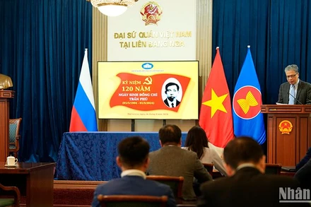 Đại sứ Việt Nam tại Liên bang Nga Đặng Minh Khôi đọc diễn văn tại lễ mít-tinh. (Ảnh: XUÂN HƯNG)