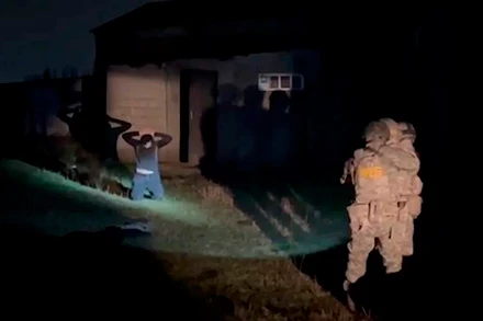 Bắt giữ các nghi phạm âm mưu thực hiện tấn công khủng bố ở Dagestan, ngày 7/12/2024. (Ảnh: Kommersant.ru)