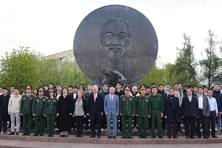 Các cựu chiến binh và đại diện thế hệ trẻ Việt Nam tại Nga chụp ảnh bên tượng đài Hồ Chí Minh. (Ảnh: XUÂN HƯNG)
